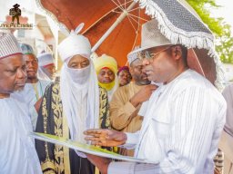 VISITE DU ROI DE KANO NIGERIA AU PRESIDENT BAYE CISS DURANT LES TRAVAUX DE CONSTRUCTION DE L'ESPLANADE DE MEDINA BAYE